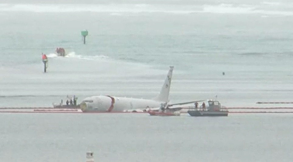 Un avion al Marinei SUA a ratat pista de aterizare şi s-a prăbuşit în apă, în Hawaii