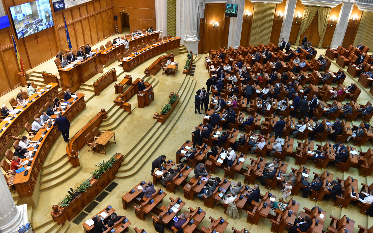 Angajații din Parlament se plâng că salariile nu le-au mai fost crescute din 2017. Acum iau, în medie, 1.100 de euro pe lună