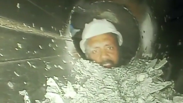 Primele imagini cu cei 41 de muncitori blocați de 10 zile într-un tunel din India