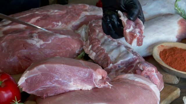 Carne de porc de Crăciun. Care este cea mai avantajoasă variantă, kilogramul în viu de la țărani sau produsele din magazine