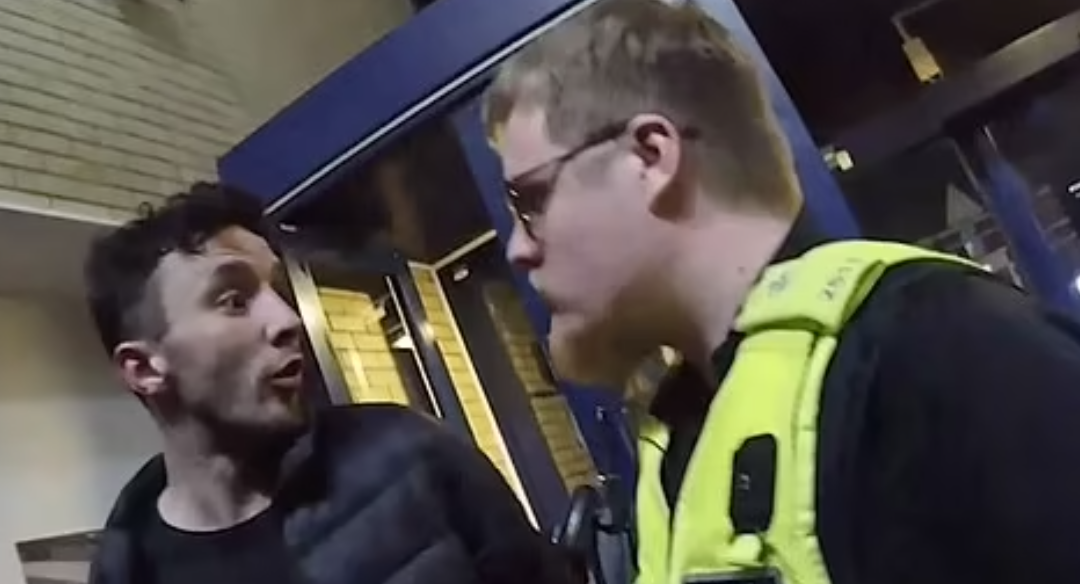 Reacția unui tânăr când este arestat pentru uciderea mamei sale. Femeia a murit în chinuri groaznice. VIDEO