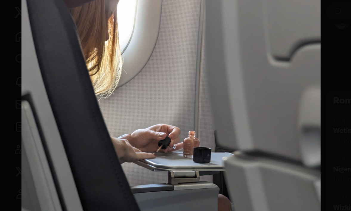 Turistă surprinsă în timp ce își făcea unghiile la bordul unui avion. Pasagerii au fost revoltați