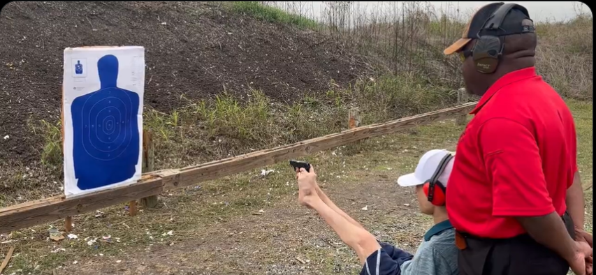 Un bărbat fără mâini din Texas a reușit să obțină un permis de port-armă