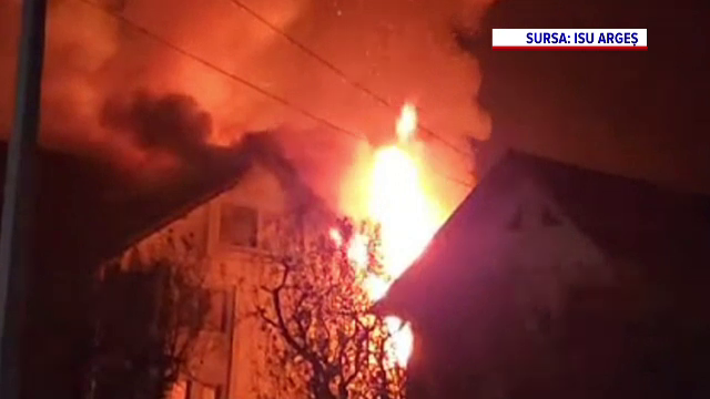 Incendiu violent în Argeș. O anexă și acoperișul unei case au fost distruse. Două persoane, îngrijite medical