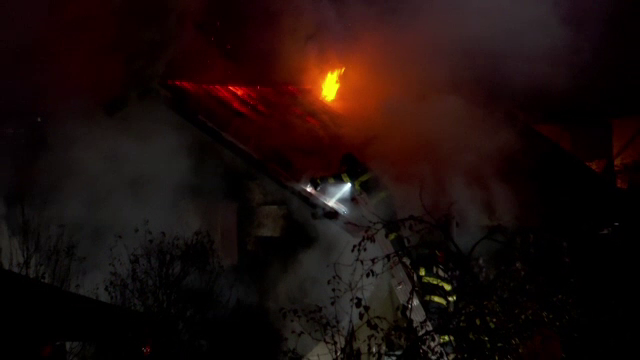 Incendiu puternic la o casă din Iași. Proprietarul a fost transportat la spital