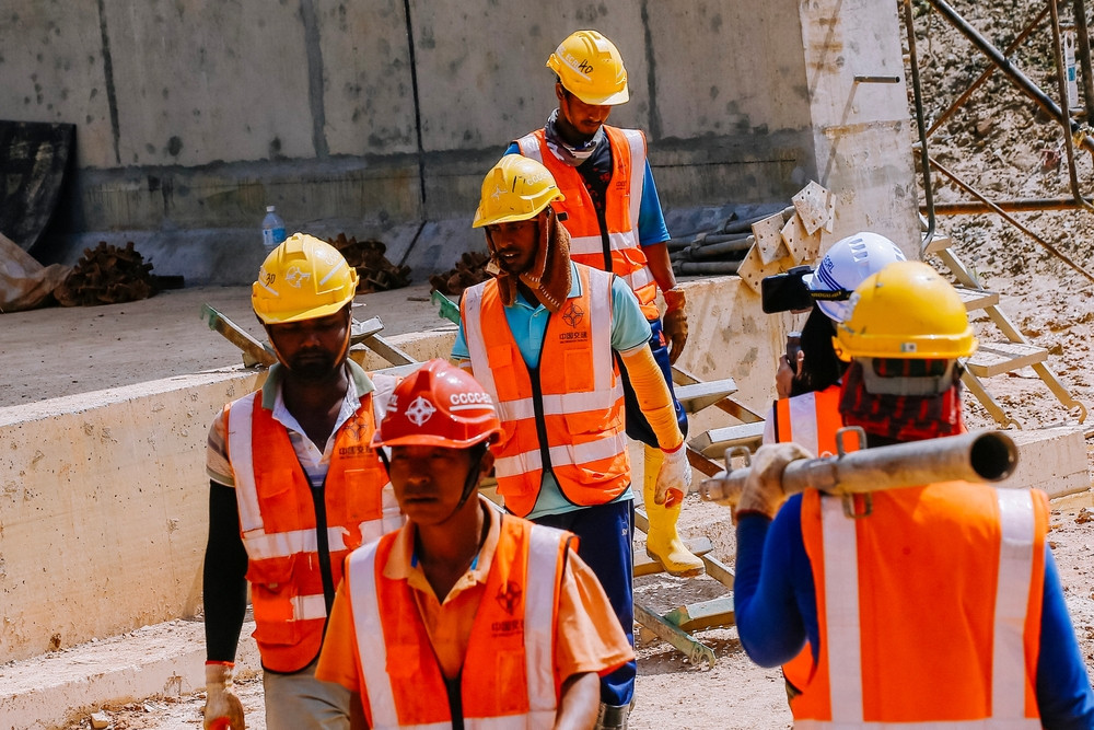 Compania de stat care aduce muncitori străini pentru modernizarea termoficării din București. Cu cât îi plătește