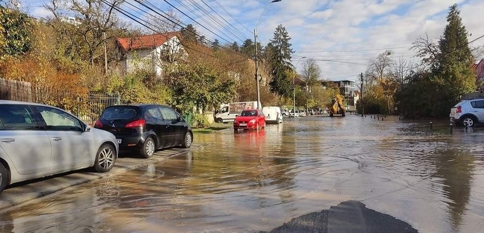 Străzi și subsoluri inundate în Cluj-Napoca, după ce o conductă de apă a fost avariată | VIDEO