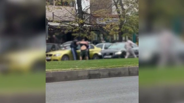 Șofer scos din mașină și bătut în stradă la Galați, din gelozie. Imagini incredibile