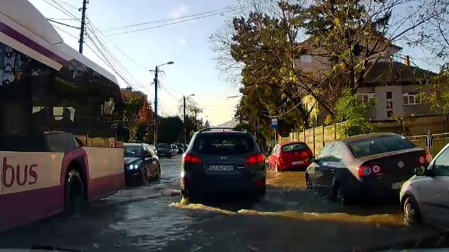 O conductă spartă a inundat o stradă și casele oamenilor din Cluj. Compania de apă: ”Se mai întâmplă”