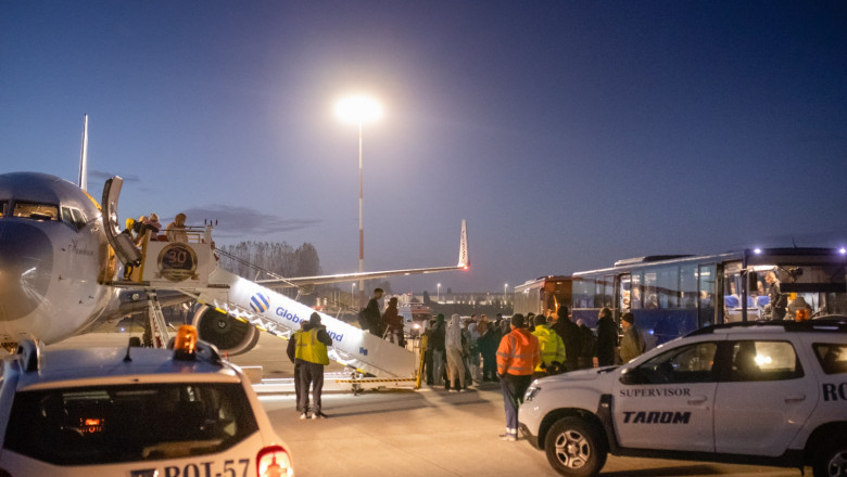 Alți 30 de români şi familiile acestora, evacuați din Fâşia Gaza, au ajuns în România cu o aeronavă militară