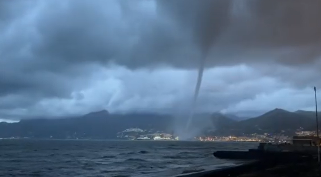 Trombe marine uriaşe au fost surprinse recent de camerele de filmat în largul coastei Amalfi din Italia