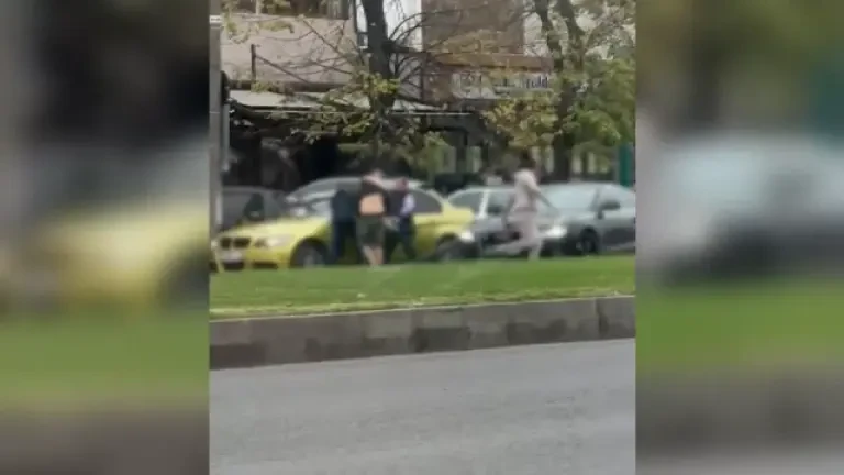 Șofer scos din mașină și bătut în stradă la Galați, din gelozie. Imagini incredibile