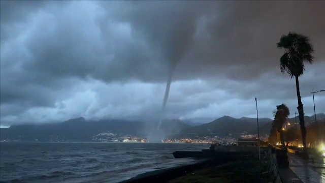 Imagini spectaculoase, surprinse pe Coasta Amalfi. Localnicii au filmat o tornadă care se îndrepta spre țărm | VIDEO