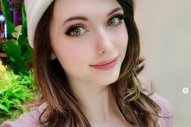 Vedetă de pe Twitch, oripilată de descoperirea de pe verandă. Un bărbat și-a făcut nevoile și a fugit