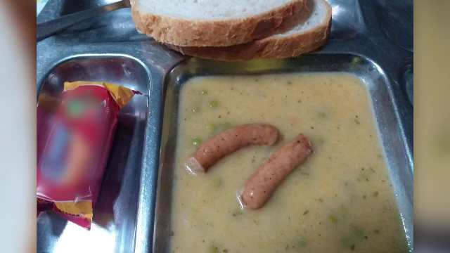 „Primeam o bucată de caș pane și doi castraveți murați”. Colegiu din Bistrița, amendat pentru probleme la cantină