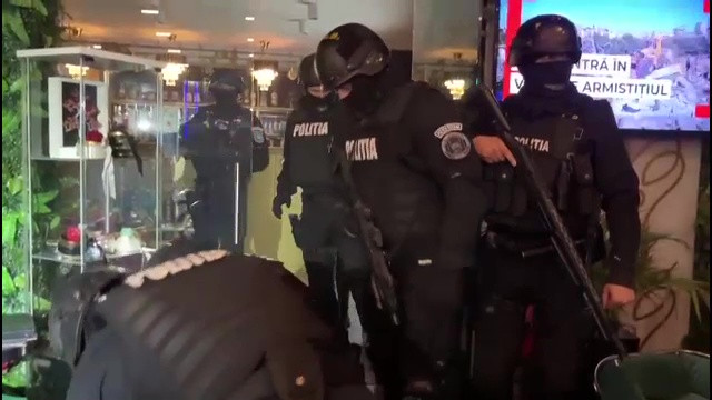 Operațiunea ”Ziua Z”. Cel mai puternic grup de interlopi, Clanul Caranilor, a fost călcat de mascați la o petrecere cu manele