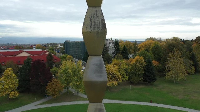 Coloana Infinitului, poate cea mai valoroasă operă de artă din România, a ruginit și are pete. Poarta Sărutului are crăpături