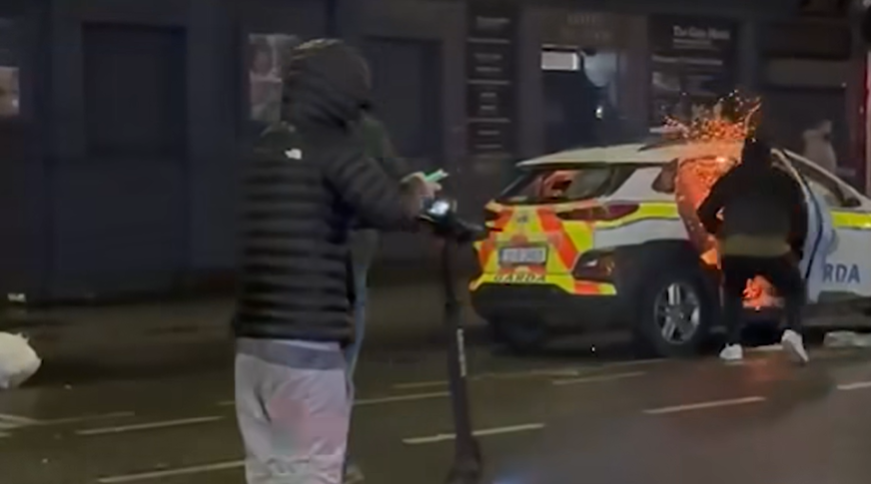 Manifestații în Dublin după atacul în care cinci persoane au fost rănite. O mașină de poliție a fost incendiată