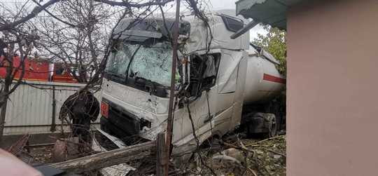 O autocisternă a făcut prăpăd pe o șosea din Iași. A lovit 2 mașini, a rupt stâlpi de electricitate și o conductă de gaze