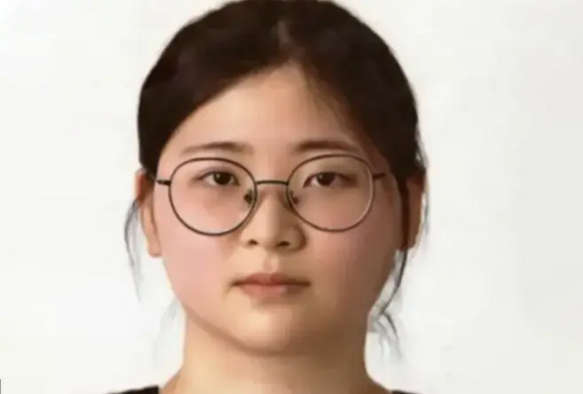 S-a dat drept mama unei eleve de liceu și a ucis o profesoară. Le-a spus polițiștilor că a omorât-o „din curiozitate”