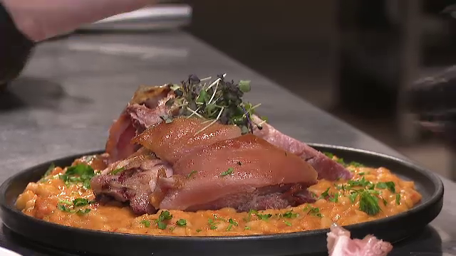 Bucătarii renunță la pizza și burgeri pentru a găti mâncare tradițională de 1 Decembrie, pentru români