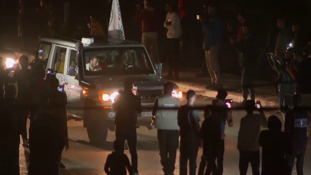 După 49 de zile de război a fost eliberat primul grup de ostatici israelieni. Israelul a predat 39 de deținuți palestinieni