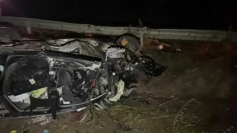 O tânără a murit şi o alta a fost grav rănită după ce un buldoexcavator a căzut peste mașina în care se aflau, pe DN 7. FOTO