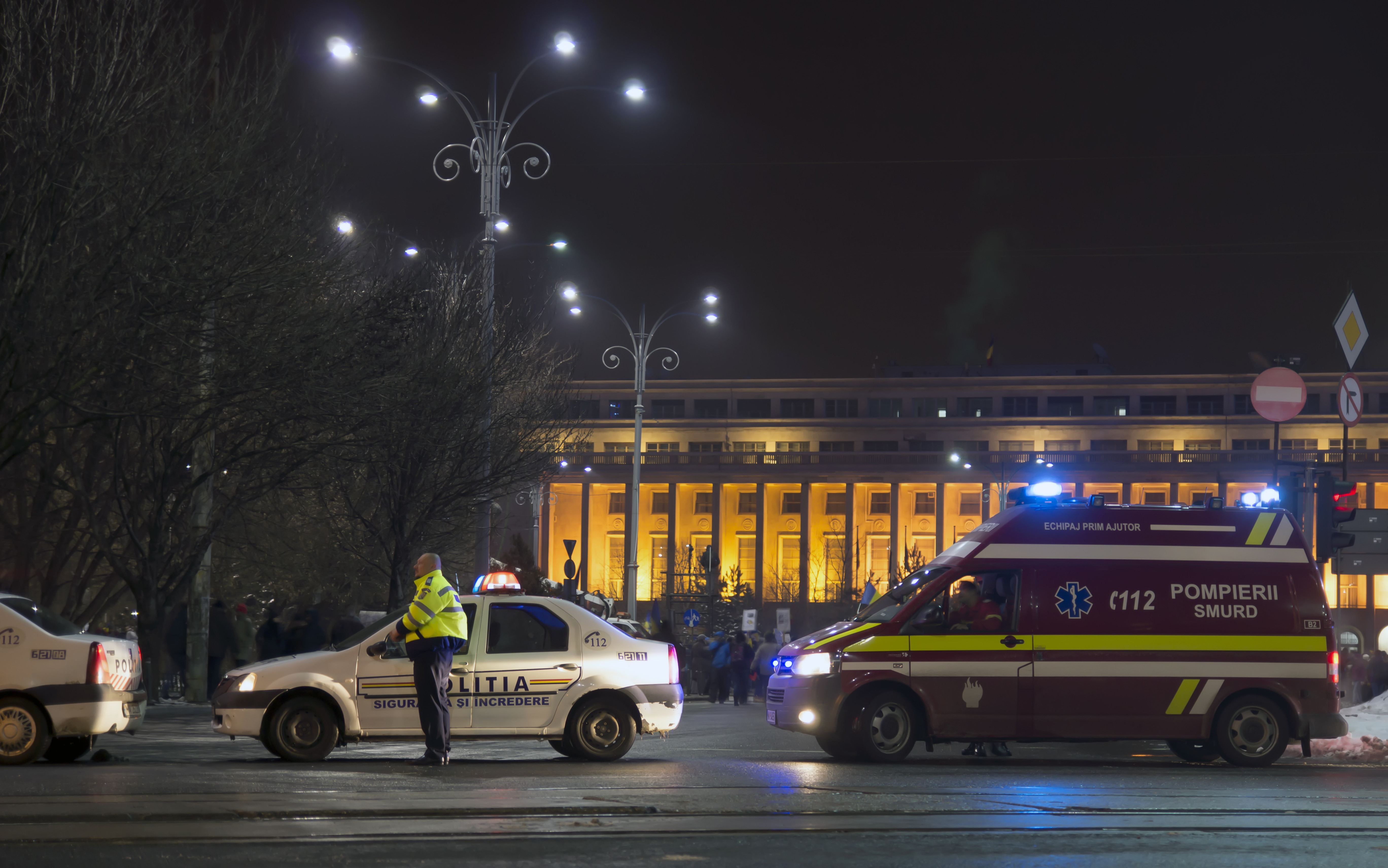 Șoferii, obligați să tragă pe dreapta nu doar la mașinile cu girofar ale poliției și pompierilor. Modificare în Codul rutier