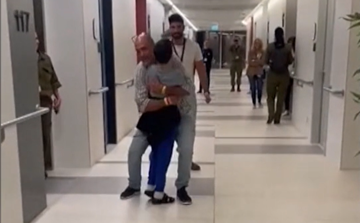 Momentul emoţionant în care unul dintre copiii ostatici eliberați de Hamas se reunește cu familia lui