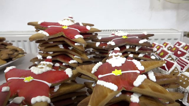 Turtă dulce cu scop caritabil. Figurinele și casuțele vor fi vândute la un târg organizat la biserica evanghelica din Sebeș