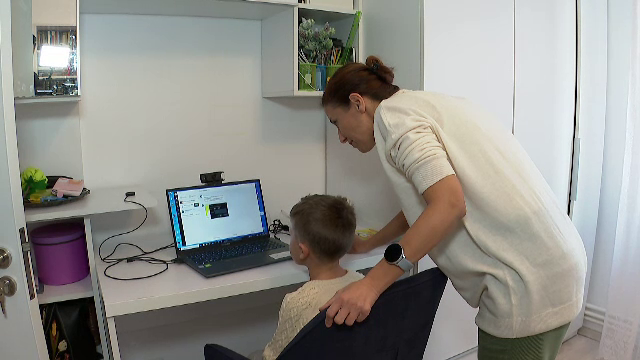 Meditațiile online cu profesori străini prind și în România. Cât costă un curs de engleză cu o profesoară din Ghana