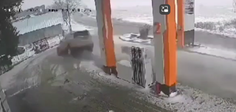 Momentul în care o mașină intră cu viteză într-o benzinărie din Iași, apoi se izbește de un gard