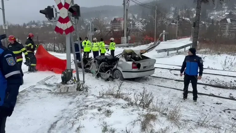 Mașină lovită de două trenuri, în Poiana Țapului