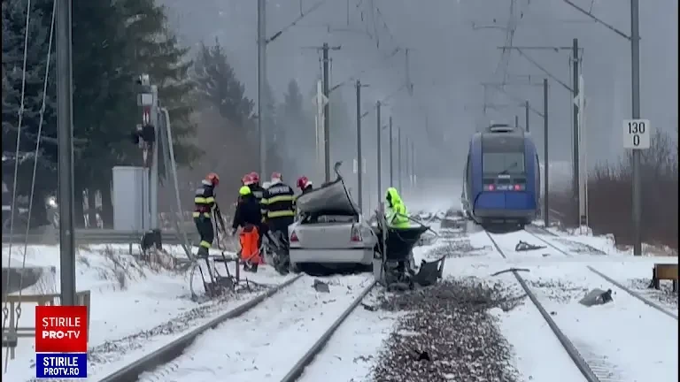 Două trenuri au lovit o mașină la Poiana Țapului. Autoturismul a fost proiectat de un tren în altul. Linia este blocată FOTO