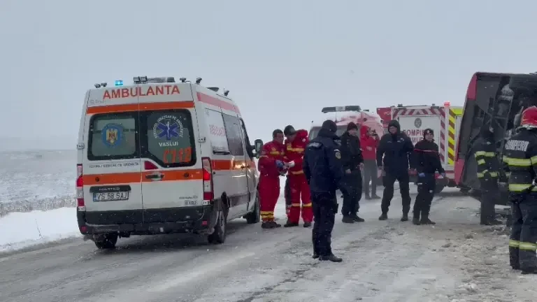 Un autocar cu 40 de persoane s-a răsturnat în județul Vaslui. A fost activat Planul roșu