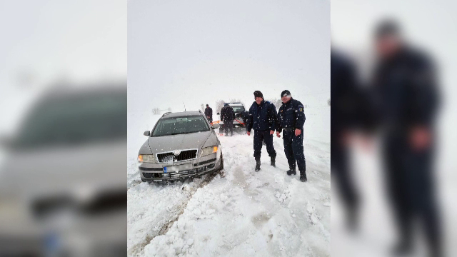 „Suntem aici de 4 ore, nu se circulă”. Șoferii surprinși de viscol au avut de îndurat frigul, blocați în nămeți
