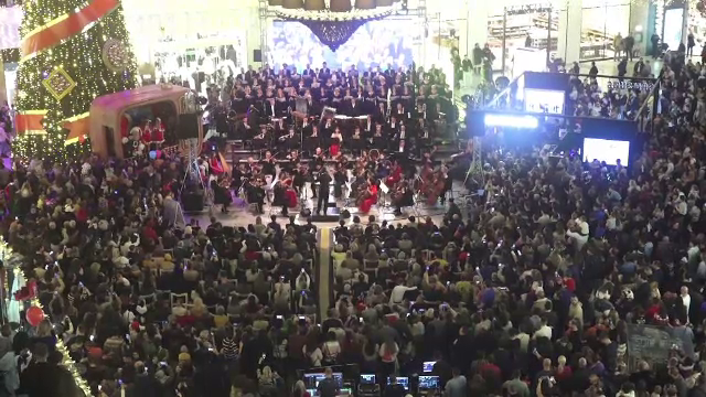 Filarmonica Moldova a cântat colinde, în timp ce copiii au stat cu Moșul: ”N-am avut timp, taică-meu se crede paparazzi”