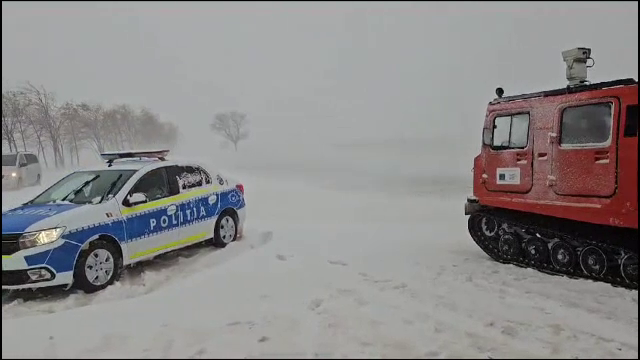 Unsprezece persoane sunt blocate în zăpadă, în judeţul Tulcea. Toate drumurile naționale și județene sunt închise