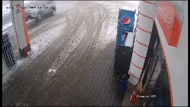 O șoferiță a ”zburat” printre pompele unei benzinării din Iași și s-a izbit într-o casă