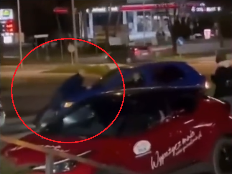 O tânără care furase două cutii de lapte praf dintr-un supermarket a fugit cu agentul de pază pe capota mașinii. VIDEO