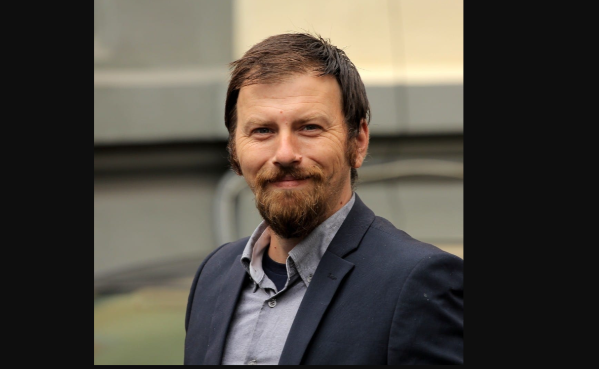 Un supraviețuitor al tragediei din clubul Colectiv, Adrian Albu, candidează la Primăria Sectorului 5, condusă de Piedone