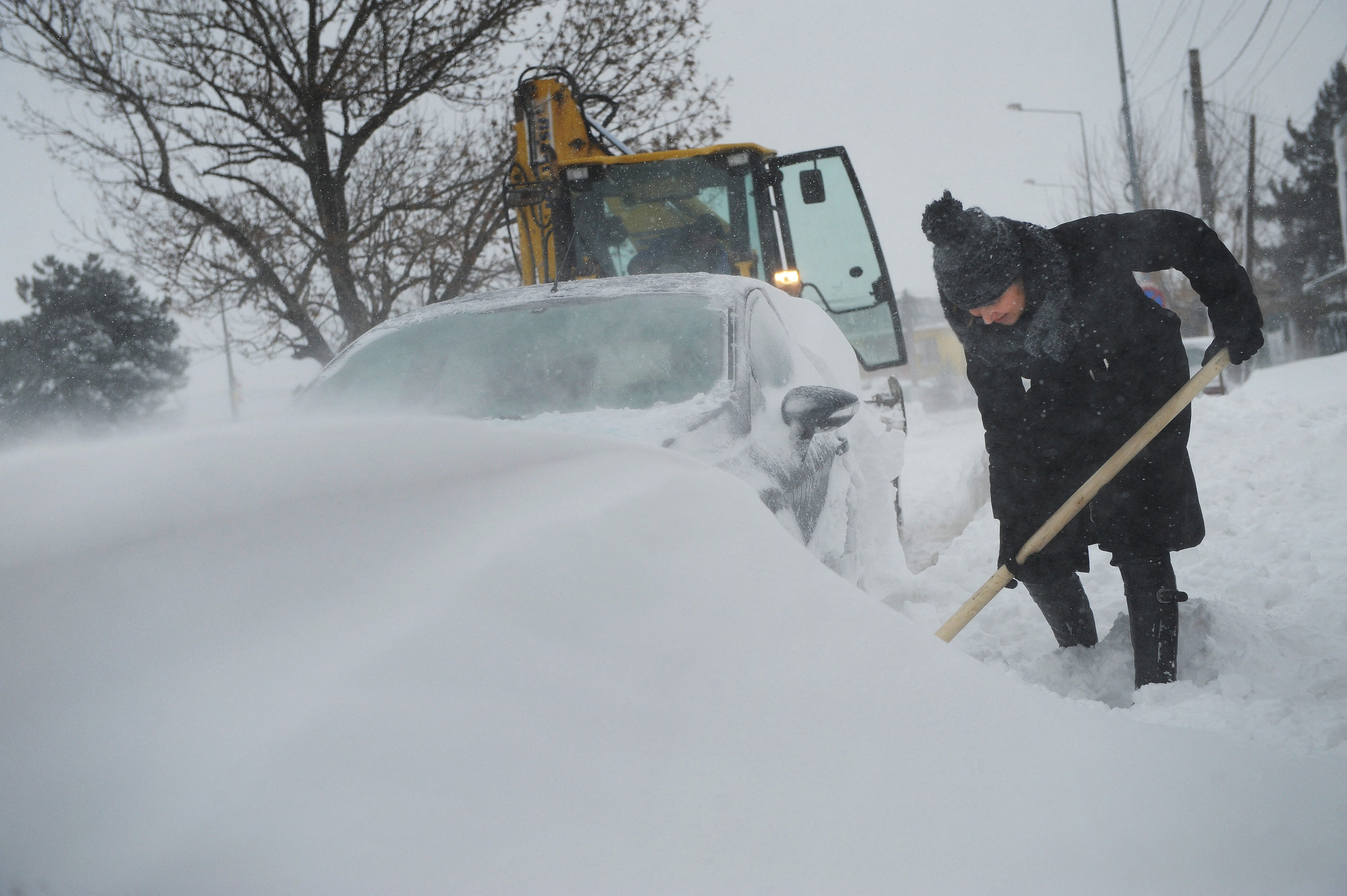 „Cu o lumânare, două, așa ne chinuim”. Furtuna violentă de zăpadă a aruncat sud-estul României în beznă și frig