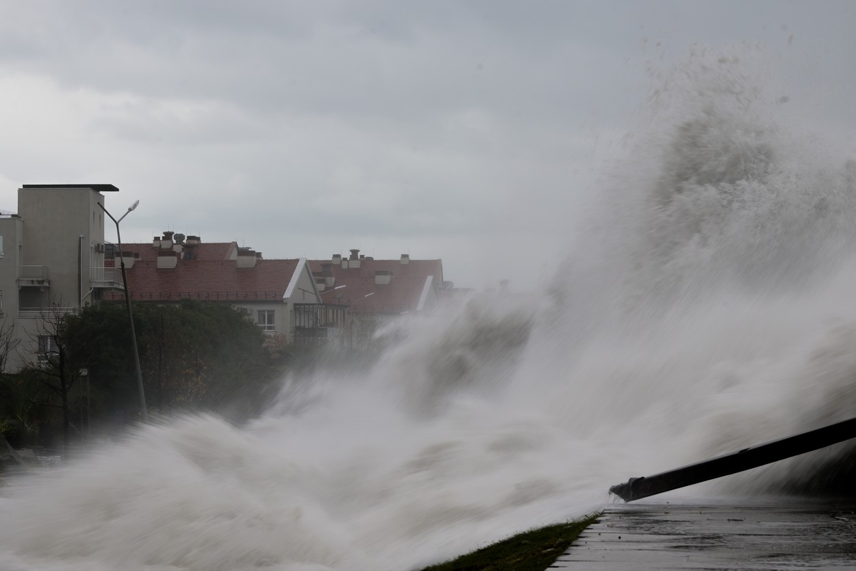 „Furtuna secolului” a făcut cel puțin 13 morţi, după ce a măturat Rusia, Ucraina şi Moldova