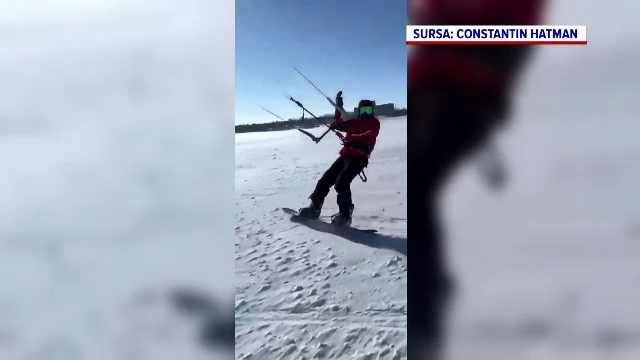 Distracție pe valurile de zăpadă, în Constanța. Aventura extremă a 3 pasionați de kitesurfing după ce s-a domolit ninsoarea