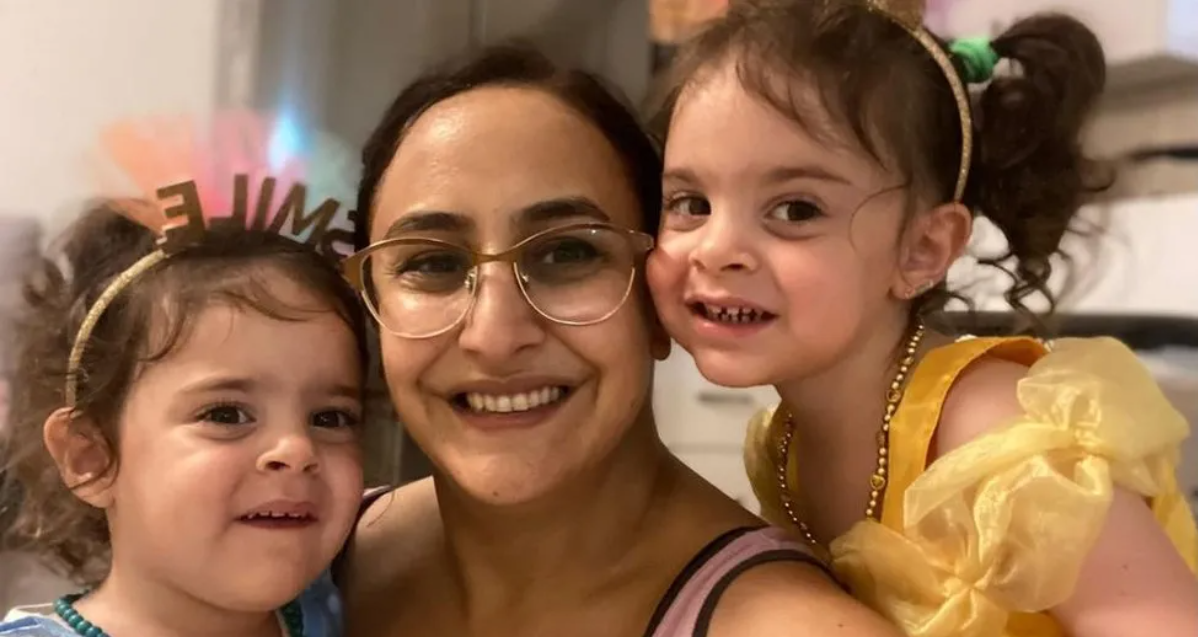 O mamă și fiicele ei gemene de 3 ani, printre cei 11 ostatici israelieni eliberați de Hamas. Au fost răpite pe 7 octombrie