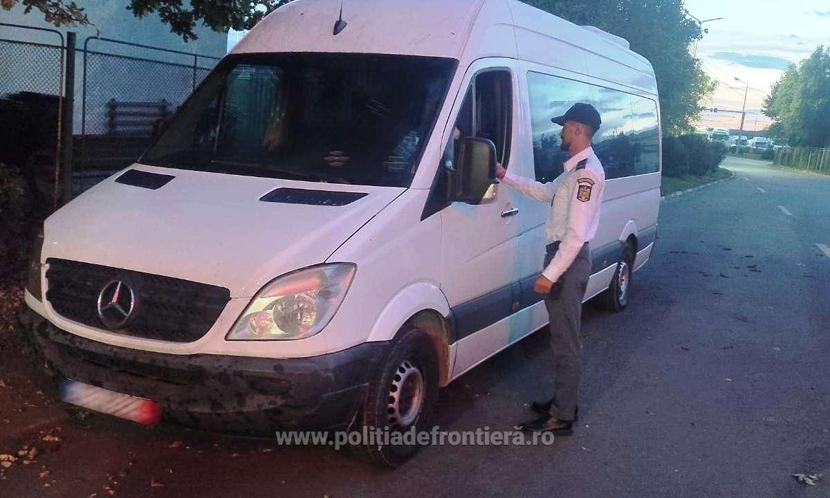 Șofer român care venea din străinătate, cercetat după ce polițiștii au făcut o descoperire de 80.000 de lei în microbuzul lui