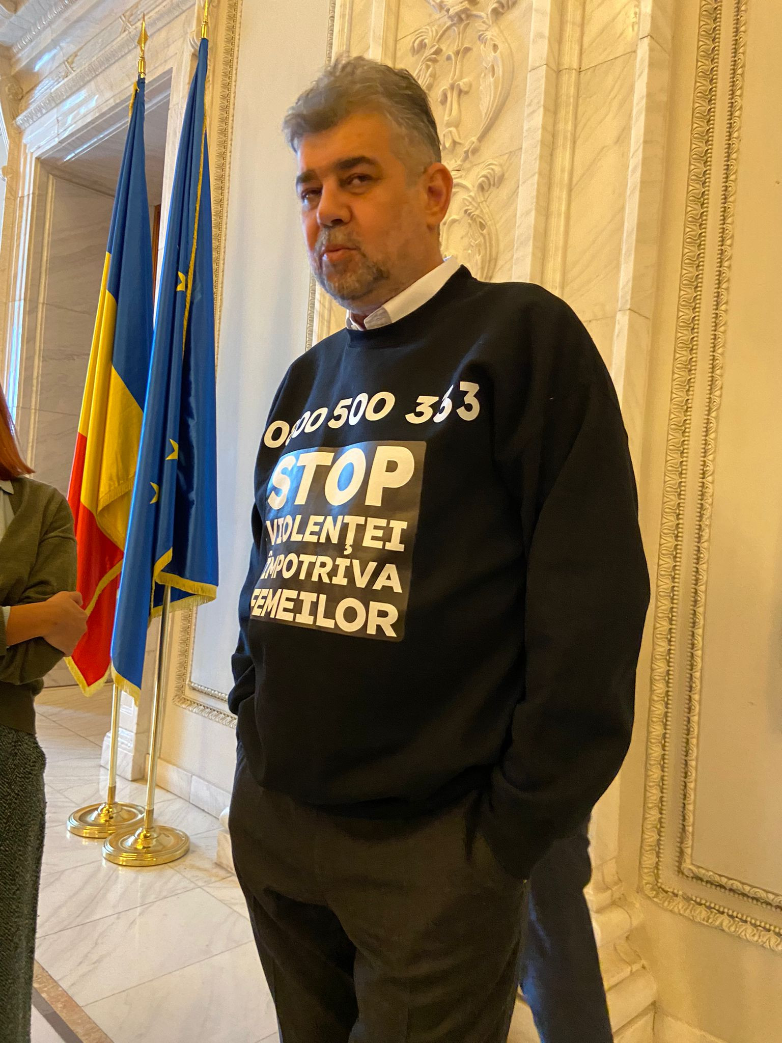 FOTO. Premierul Marcel Ciolacu a venit îmbrăcat cu un tricou la Parlament, pe care era scris un număr de telefon