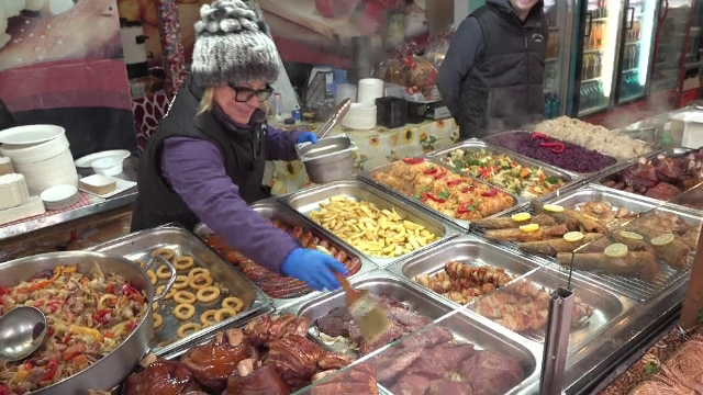 Târguri de Crăciun în România: București, Craiova, Sibiu, Brașov. Cât costă 100 de grame de pastramă sau de pomana porcului