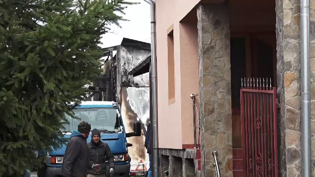 O centrală pe lemne a explodat în casa unui bărbat din Mureș. Garajul a ars în întregime
