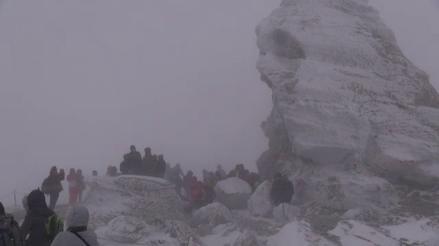 S-au strâns de „Ziua Sfinxului”, pe o vreme crâncenă. Cât cere un „șaman” pentru comuniunea cu dacii: „Sunăm din goarnă”